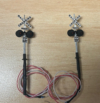 2ND Hand - HMA 2107-R  SET OF TWO DOUBLE SIDED RAILROAD CROSSING LIGHT SIGNAL HO HAND MADE ACCESSORIES.