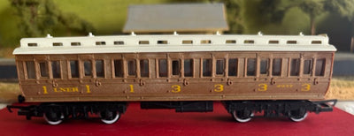 2nd Hand - Hornby OO LNER clerestory “teak” Composite 2247 coach