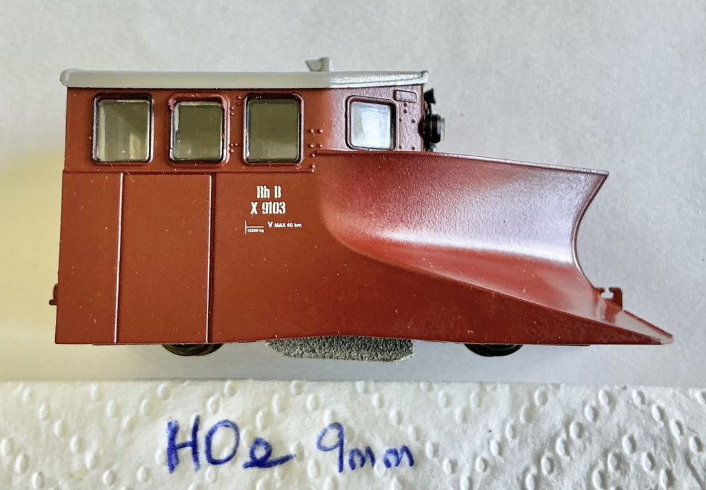 BEMO Narrow gauge 2286 113 of the RhB x 9013 Snowplough Track Cleaner DUMMY UNIT - (PRE-OWNED) HOe 9mm