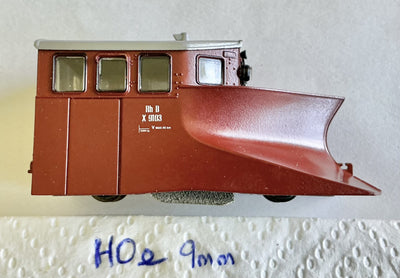 BEMO Narrow gauge 2286 113 of the RhB x 9013 Snowplough Track Cleaner DUMMY UNIT - (PRE-OWNED) HOe 9mm