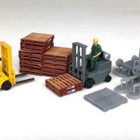 DEC002 - 1970 Toyota Forklift & Pallets  2 per pack, InFront Models HO