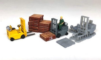 DET 018 - INFRONT MODELS -  1970 Toyota Forklift & Pallets  2 per pack