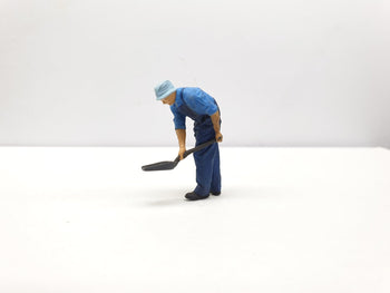Andlan Models F04s -UNPAINTED  Fireman Shovelling Into Firebox A  HO Scale (F04s-87)