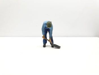 Andlan Models -(F06s-87) UNPAINTED  Fireman Shovelling  (Tank loco off the floor)  HO Scale