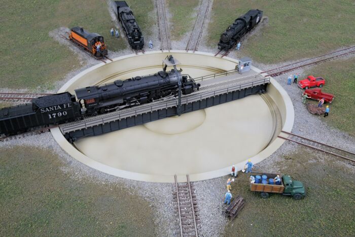 Walthers: MOTORIZED 130'ft, TURNTABLE  'N' gauge - 933-2618